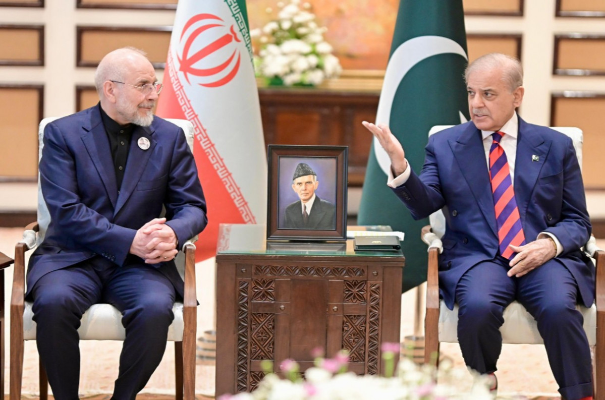 El primer ministro pakistanu00ed con la delegaciu00f3n iranu00ed en las Conversaciones de Islamabad el  11 de abril de 2026