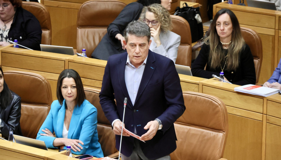 El secretario xeral del PSdeG, José Ramón Gómez Besteiro, pregunta al presidente de la Xunta en la sesión de control en el Parlamento.