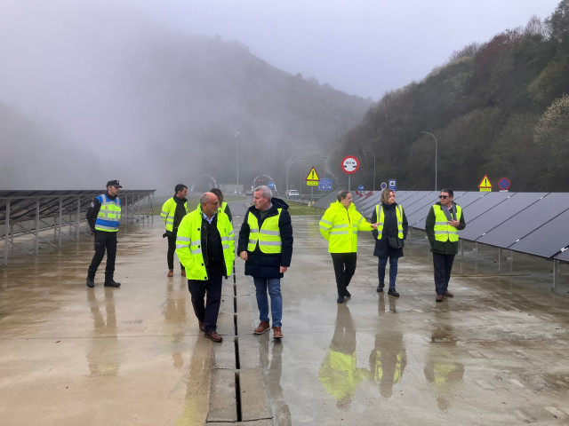 El subdelegado del Gobierno en Pontevedra, Abel Losada, visita el túnel de O Folgoso, en la A-52 a su paso por A Cañiza, tras la reforma de la infraestructura.