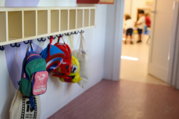Archivo - Varias mochilas en una percha de un aula de 0 a 3 años del colegio CEIP Hernán Cortés, durante el primer día de comienzo del curso escolar, a 7 de septiembre de 2022, en Madrid (España)