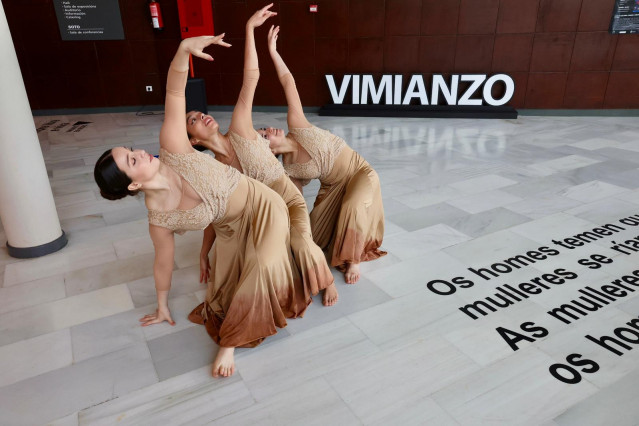 El Centro Coreográfico Galego y la compañía ArtístiKa estrenan en Vimianzo la coproducción 'Saias do mar'.