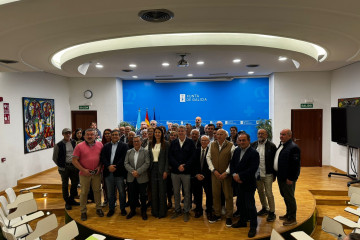 La conselleira de Medio Rural, María José Gómez, firma con el presidente de la Diputación de Ourense, Luis Menor, y con seis mancomunidades un convenio para la prevención de incendios
