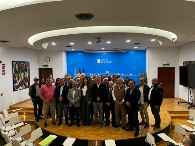 La conselleira de Medio Rural, María José Gómez, firma con el presidente de la Diputación de Ourense, Luis Menor, y con seis mancomunidades un convenio para la prevención de incendios