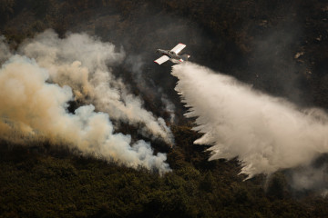 Archivo - Efectivos aéreos de los bomberos durante las labores de extinción del incendio de Avión, a 25 de agosto de 2025, en Avión, Ourense (España).