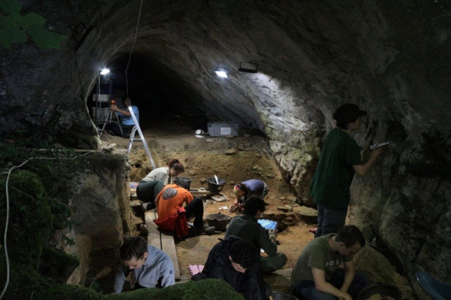 Trabajos en Cova Eirós (Lugo)