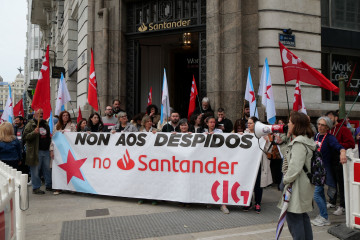 Protestas de delegados y delegadas de la CIG ante entidades bancarias