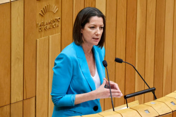La diputada del PSdeG Lara Méndez en la tribuna del hemiciclo del Parlamento de Galicia.
