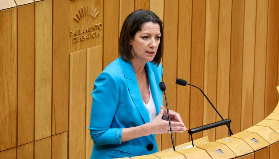 La diputada del PSdeG Lara Méndez en la tribuna del hemiciclo del Parlamento de Galicia.