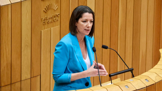 La diputada del PSdeG Lara Méndez en la tribuna del hemiciclo del Parlamento de Galicia.