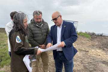 El subdelegado del Gobierno en Ourense, Eladio Santos, supervisa los trabajos de restauración tras los incendios de agosto en el municipio ourensano de Cualedro