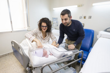 Archivo - Andrea Estévez Fernández y César Álvarez García, posan con su hijo Mauro Estévez Álvarez, que ha sido el primer bebé nacido en 2025 en Galicia, en el Hospital Provincial de Pontevedr