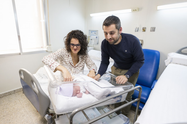 Archivo - Andrea Estévez Fernández y César Álvarez García, posan con su hijo Mauro Estévez Álvarez, que ha sido el primer bebé nacido en 2025 en Galicia, en el Hospital Provincial de Pontevedra, a 1 de enero de 2025, en Pontevedra, Galicia (España). Mauro