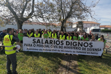 Personal civil de Defensa se concentra ante el Arsenal de Ferrol