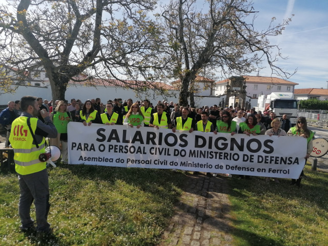 Personal civil de Defensa se concentra ante el Arsenal de Ferrol