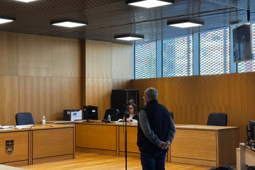 Fiscalía solicita un año de prisión para un padre acusado de agredir y lanzar una mesa a su hijo en Allariz (Ourense)
