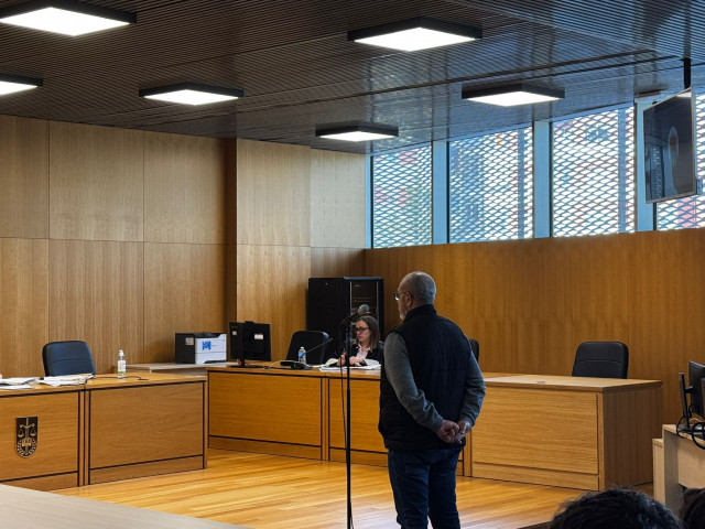 Fiscalía solicita un año de prisión para un padre acusado de agredir y lanzar una mesa a su hijo en Allariz (Ourense)