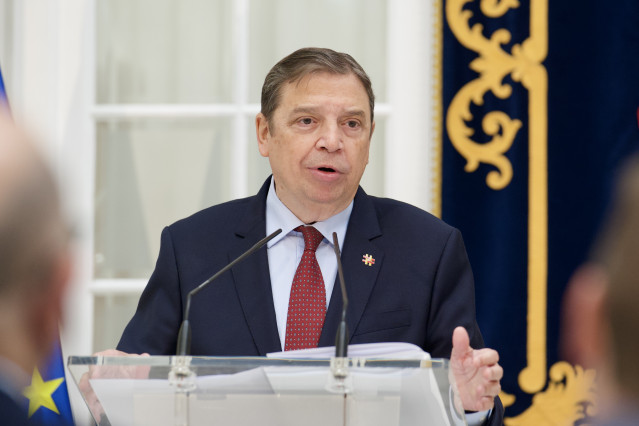 El ministro de Agricultura, Pesca y Alimentación, Luis Planas, ofrece una rueda de prensa para informar sobre la reunión mantenida con el comisario europeo de Salud y Bienestar de los Animales, Olivér Várhelyi. A 20 de abril de 2026 en Sevilla (Andalucía,