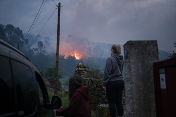 Varias personas observan el incendio forestal en el monte Galleiro, a 6 de abril de 2026, en Ribadetea, Ponteareas, Pontevedra