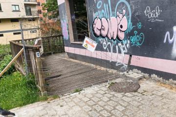 Imagen de la pasarela sin arreglar.