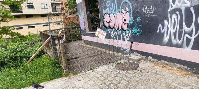 Imagen de la pasarela sin arreglar.