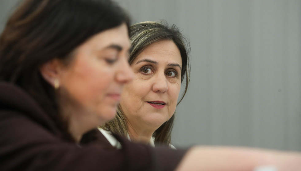 La concejala del PP y futura alcaldesa, Elena Candia (i), y la concejala tránsfuga del PSOE, María Reigosa (d), ofrecen declaraciones a los medios con motivo de la presentación de la moción de cen