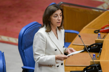 La conselleira de Medio Ambiente e Cambio Climático, Ángeles Vázquez, responde en el pleno, a 22 de abril de 2026.