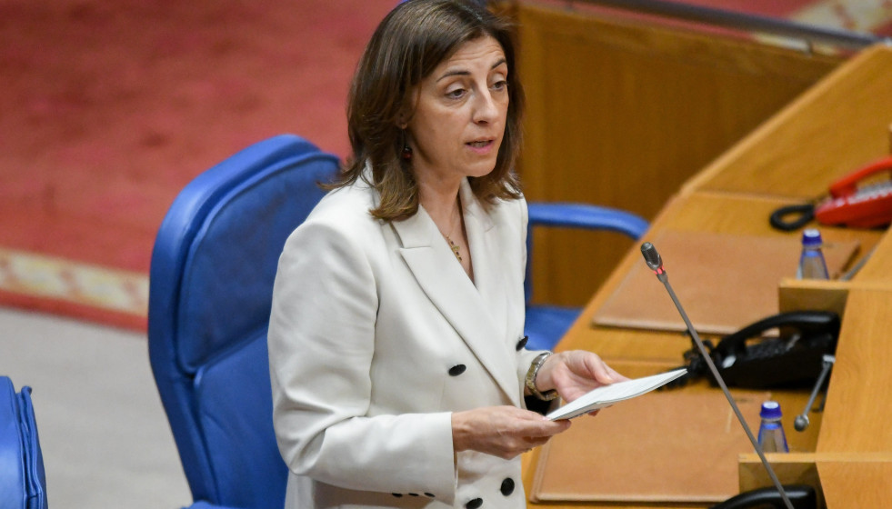La conselleira de Medio Ambiente e Cambio Climático, Ángeles Vázquez, responde en el pleno, a 22 de abril de 2026.