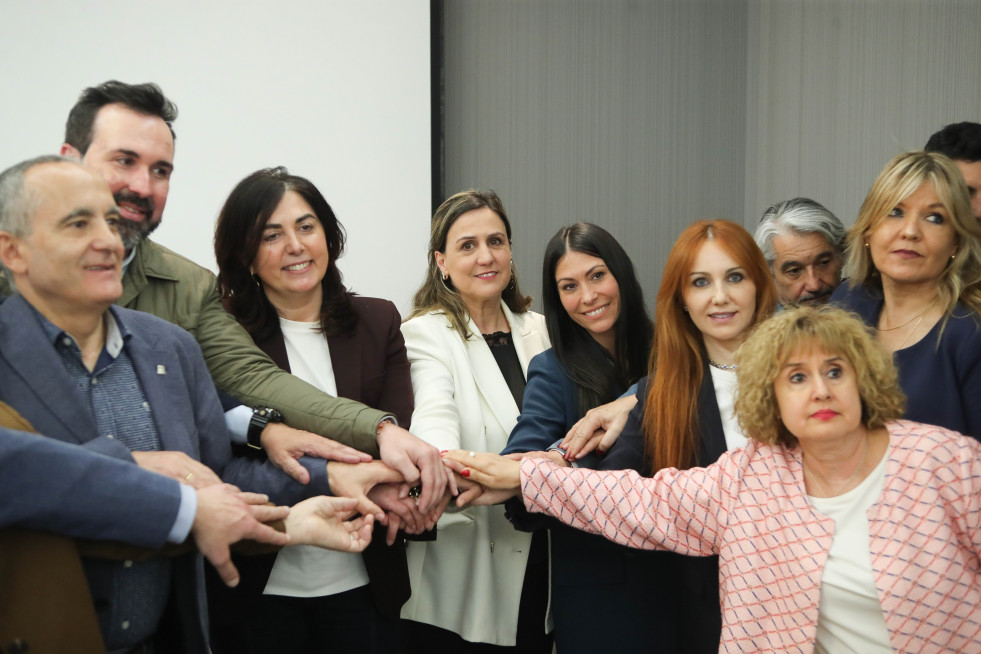 Candia con sus ediles y Reigosa.