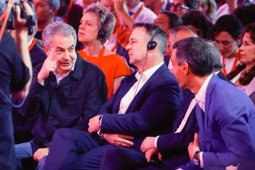 El expresidente del Gobierno, José Luis Rodríguez Zapatero (1i), durante la segunda y última jornada del Global Progressive Mobilisation, a 18 de abril de 2026, en Barcelona, Catalunya (España). L