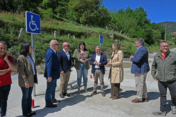 El presidente de la Diputación de Ourense, Luis Menor, el subdelegado del Gobierno, Eladio Santos, y la alcaldesa de Boborás, Patricia Torres, visitan el fin de las obras del aparcamiento disuasorio