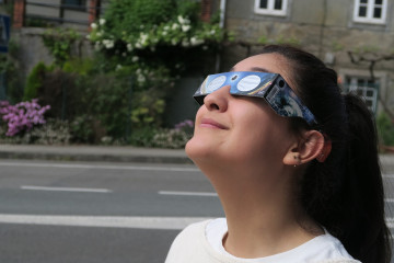 Imagen de una chica con gafas para el eclipse.