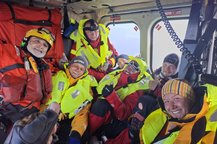 Los rescatados a bordo del helicoptero de Salvamento de la Xunta