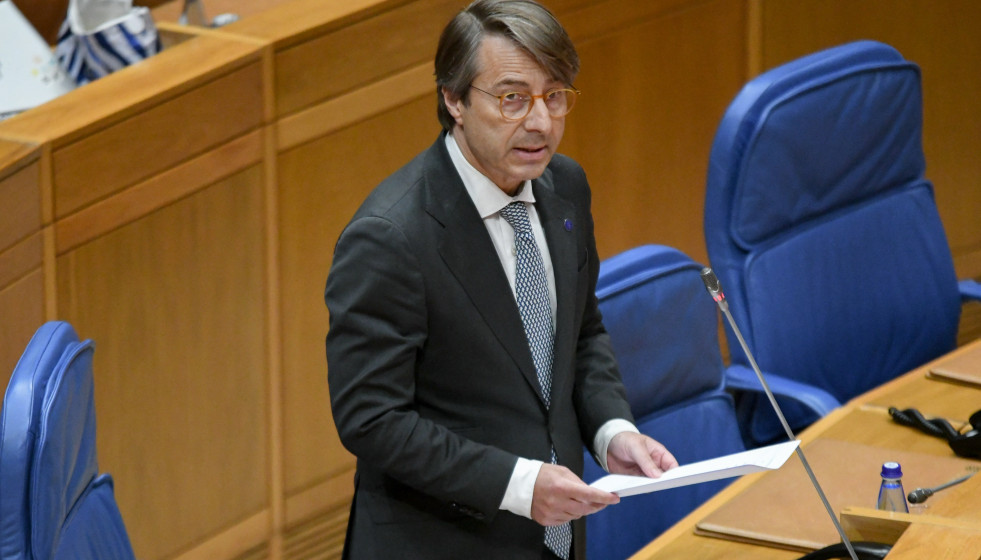 El conselleiro de Facenda e Administración Pública, Miguel Corgos, responde una pregunta en el Parlamento, a 22 de abril de 2024.