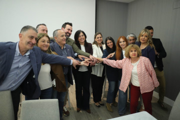La concejala del PP y futura alcaldesa, Elena Candia (6i), y la concejala tránsfuga del PSOE, María Reigosa (7i), ofrecen declaraciones a los medios con motivo de la presentación de la moción de c
