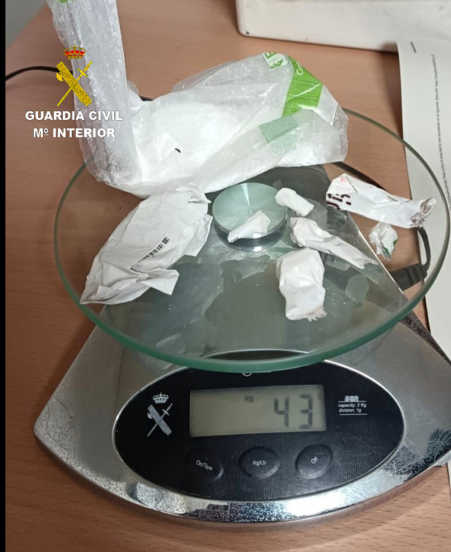 Sustancias intervenidas a dos vecinos de Bueu (Pontevedra), cocaína y heroína, a los que se investiga por tráfico de drogas.