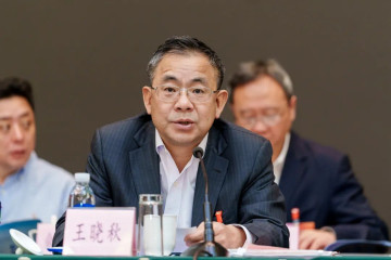 Wang Xiaoqiu e en el tercer Congreso de Representantes del Personal de SAIC Motor en una foto de sghexport