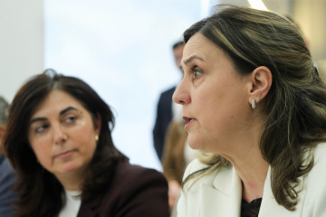 La concejala del PP y futura alcaldesa, Elena Candia (i), y la concejala tránsfuga del PSOE, María Reigosa (d), ofrecen declaraciones a los medios con motivo de la presentación de la moción de cen