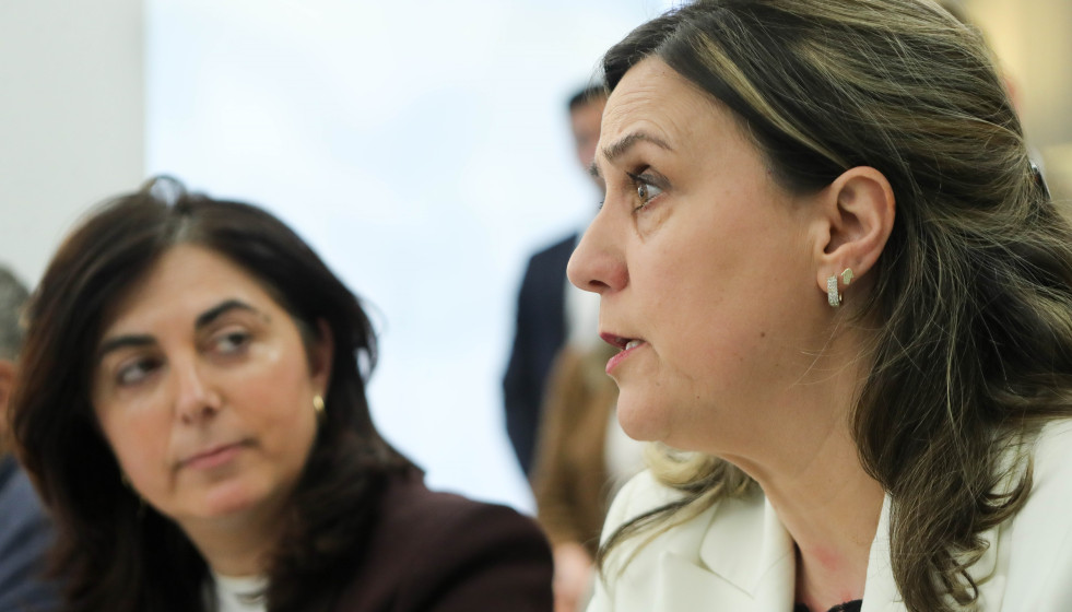 La concejala del PP y futura alcaldesa, Elena Candia (i), y la concejala tránsfuga del PSOE, María Reigosa (d), ofrecen declaraciones a los medios con motivo de la presentación de la moción de cen