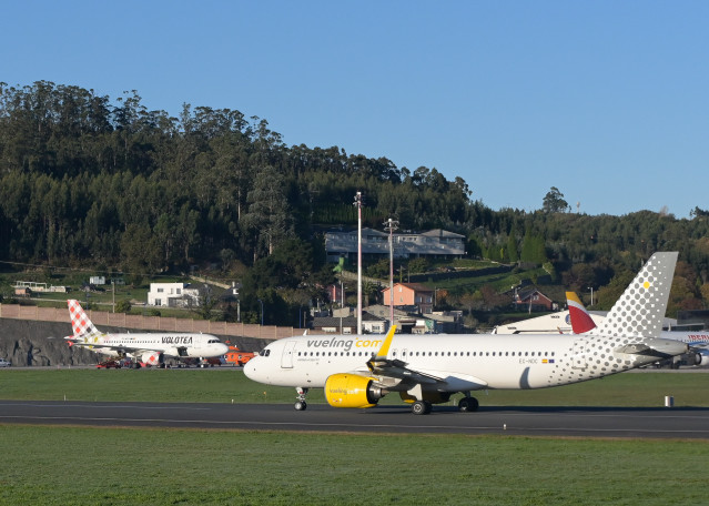 Archivo - Pista del Aeropuerto de A Coruña
