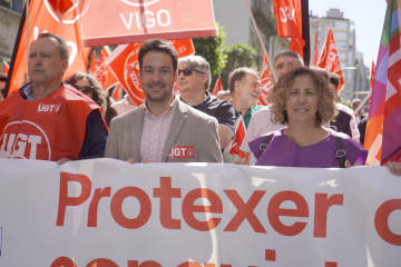 Archivo - El secretario general de UGT Galicia, Cristóbal Medeiros (c) y la secretaria general de CCOO en Galicia, Amelia Pérez, durante la manifestación por el Día del Trabajador, a 1 de mayo de 
