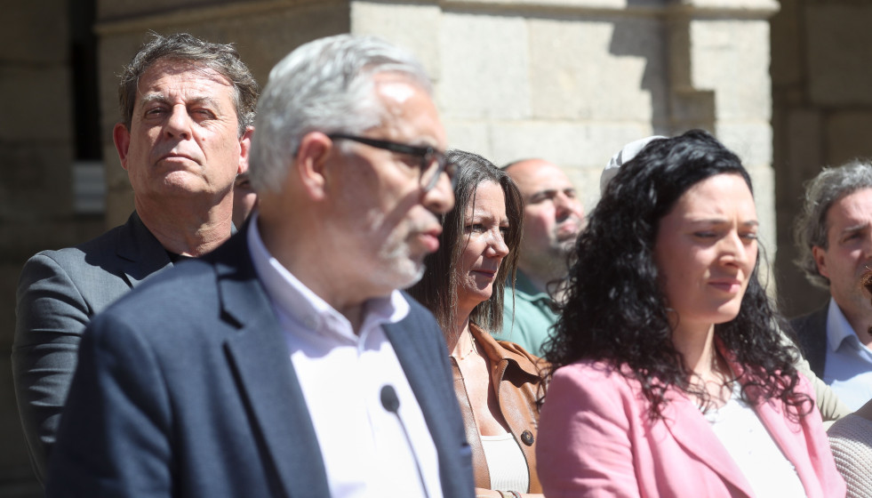 El secretario xeral del PSdeG, José Ramón Gómez Besteiro, acompaña al alcalde de Lugo, Miguel Fernández, en su comparecencia ante los medios tras conocerse la moción de censura que impulsa el PP
