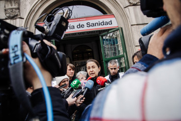 Archivo - La representante del comité de huelga y secretaria general de Amyts, Ángela Hernández, atiende a los medios de comunicación a la salida de la reunión entre la Consejería de Sanidad y e