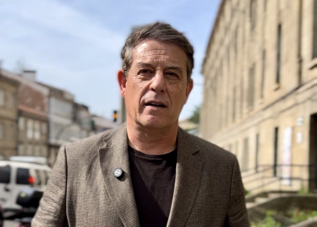 El secretario xeral del PSdeG, José Ramón Gomez Besteiro, ante la Escola de Arte Superior de Deseño Mestre Mateo