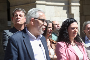 El secretario xeral del PSdeG, José Ramón Gómez Besteiro, acompaña al alcalde de Lugo, Miguel Fernández, en su comparecencia ante los medios tras conocerse la moción de censura que impulsa el PP