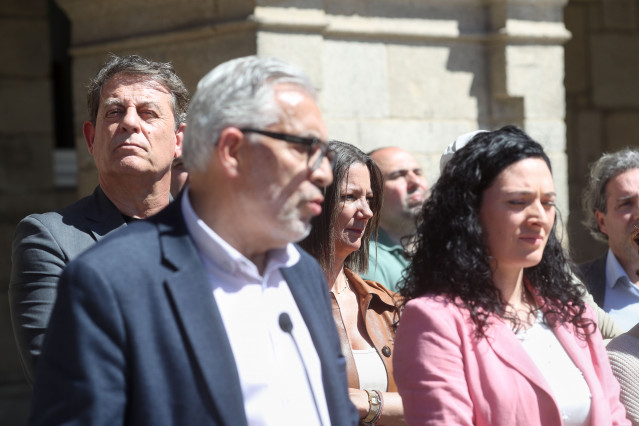 El secretario xeral del PSdeG, José Ramón Gómez Besteiro, acompaña al alcalde de Lugo, Miguel Fernández, en su comparecencia ante los medios tras conocerse la moción de censura que impulsa el PP