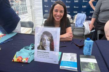 La periodista y escritora gallega, Nerea Pallares, junto a su primera novela 'Punto de Araña' en la diada de Sant Jordi en Barcelona