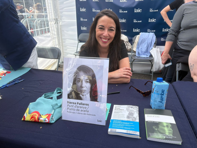 La periodista y escritora gallega, Nerea Pallares, junto a su primera novela 'Punto de Araña' en la diada de Sant Jordi en Barcelona
