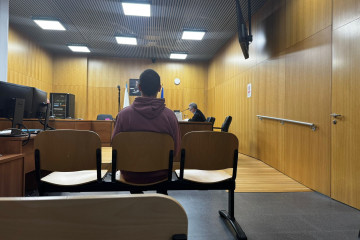 Piden 2 años de cárcel para un acusado de atentar contra la Policía Local de Ourense con una barandilla de metal