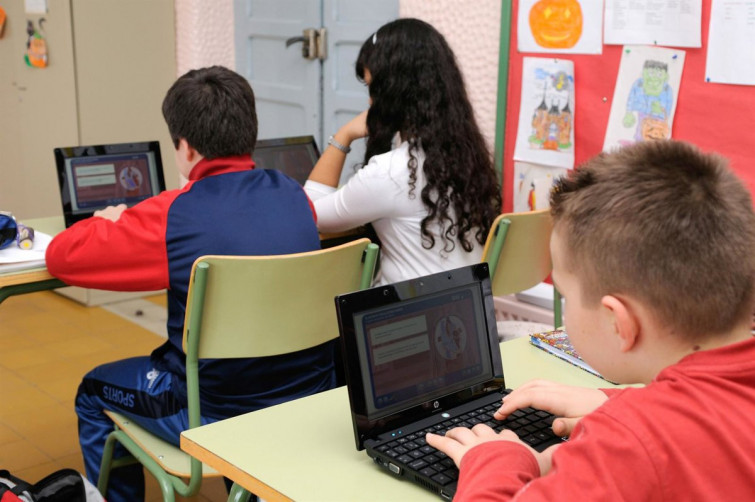 La Xunta prohibe usar Whatsapp pero dará a alumnos de 10 años una cuenta de e-mail para comunicaciones