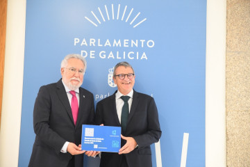 El presidente del Parlamento, Miguel Ángel Santalices, con el consejero mayor del Consello de Contas, Juan Carlos Aladro.